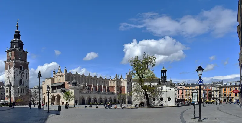 Vista panorámica de la plaza del Mercado de Cracovia con la Lonja de los Paños
