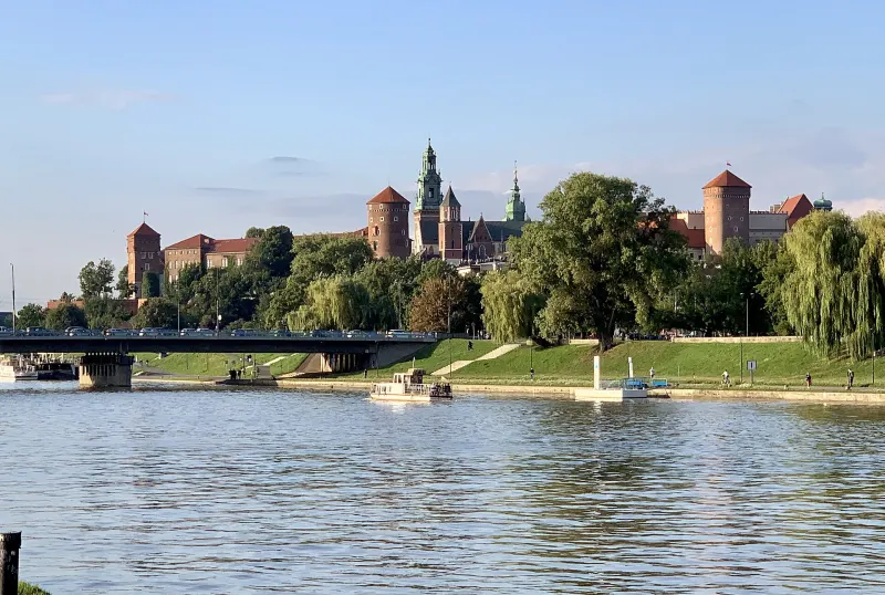 Castillo de Wawel visto desde la orilla opuesta del río Vístula